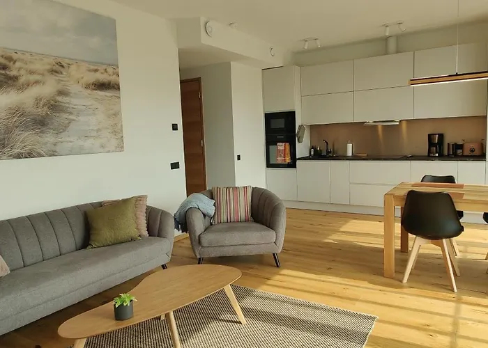 Rannaaeaerne Modernne Korter Uues Majas Korter